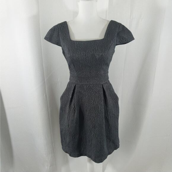 BCBGENERATION! DOVE GRAY CRINKLED FINISH, CINCHED WAIST,FRONT PLEAT DRESS! SZ 2 - Picture 2 of 8